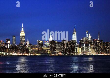 New York, Amerika, USA : 20/12/2019: Manhattan Skyline Blick von Wolkenkratzern Gebäude und Büros, Empire State Building und Chrysler Gebäude Stockfoto