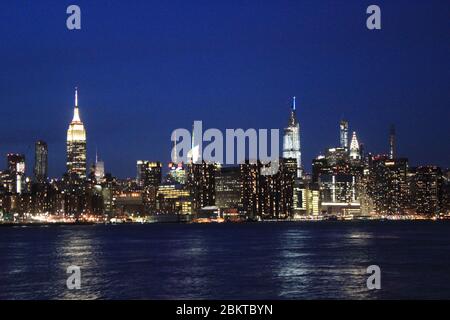 New York, Amerika, USA : 20/12/2019: Manhattan Skyline Blick von Wolkenkratzern Gebäude und Büros, Empire State Building und Chrysler Gebäude Stockfoto