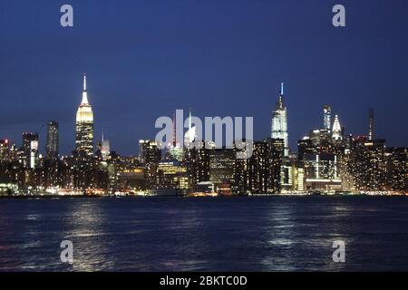 New York, Amerika, USA : 20/12/2019: Manhattan Skyline Blick von Wolkenkratzern Gebäude und Büros, Empire State Building und Chrysler Gebäude Stockfoto