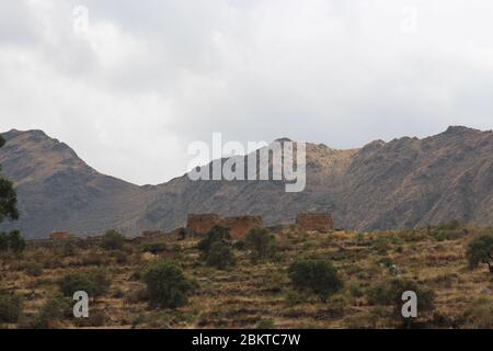 Ruinen auf dem Gipfel des Patacancha verschiedene Bäume und Sträucher im Urubamba Gebirge in den Anden von Peru Stockfoto