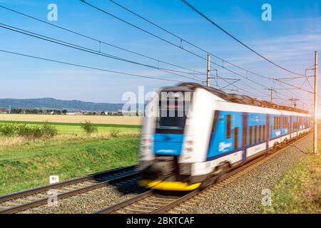 Ein Elektrozug fährt auf Bahngleisen durch eine wunderschöne Landschaft Stockfoto