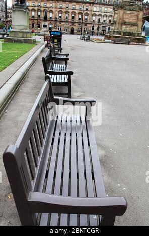 Diese Bänke, am George Square in Glasgow, sind normalerweise vollgepackt mit Touristen, Besuchern und Glaswegiern, die eine Pause machen und sich entspannen. Besonders wenn die Sonne scheint! Jetzt ist es unheimlich leer und verlassen wegen der Covid-19 und Coronavirus-Pandemie, die durch Großbritannien tobt, was eine landesweite Sperre und einen Aufenthalt zu Hause Beratung für alle verursacht. Mai 2020. ALAN WYLIE/ALAMY© Stockfoto