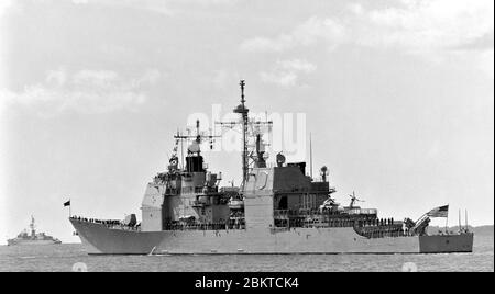 USS Normandy - CG60 - Segeln vom Portsmouth Harbour während der 50. Jahrestag des D Day am 6. Juni 1994, Portsmouth, England, Großbritannien Stockfoto