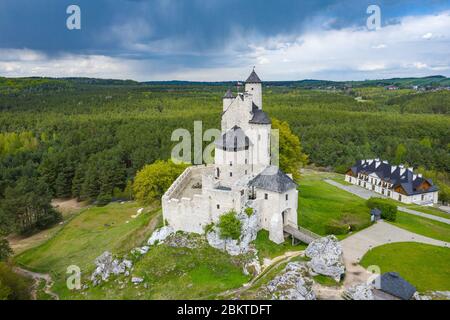 BOBOLICE, POLEN - 05. MAI 2020: Luftaufnahme von Schloss Bobolice, einer der schönsten Festungen auf dem Adlernester-Pfad. Mittelalterliche Festung in Stockfoto