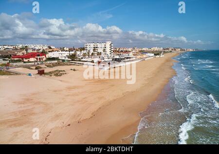 Luftaufnahmen leere sandige Küste der Costa Blanca bei sonnigem Tag. Mittelmeer Surf Wasser blau bewölkten Himmel, malerische Landschaft Stockfoto