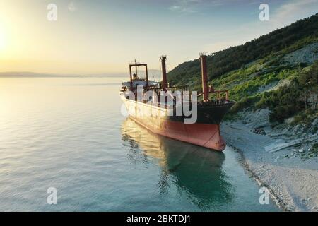 Schiffbruch. Trockenes Frachtschiff an der Küste. Stockfoto