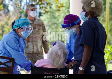 Registrierte Krankenschwestern des Gesundheitsministeriums von Florida führen eine COVID-19, Coronavirus-Probensammlung an einem Patienten in einem Pflegeheim im Nordosten Floridas am 1. Mai 2020 in St. Augustine, Florida durch. Stockfoto