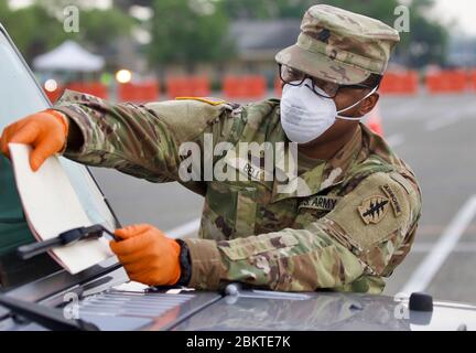 Ein Soldat der Nationalgarde von Florida hilft bei einem COVID-19, Coronavirus Drive Thru Testzentrum im TIAA Bank Field 13. April 2020 in Jacksonville, Florida. Stockfoto