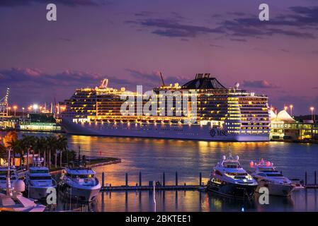 Luxus MSC Divina Kreuzfahrtschiff im Hafen von Miami bei Sonnenuntergang Stockfoto