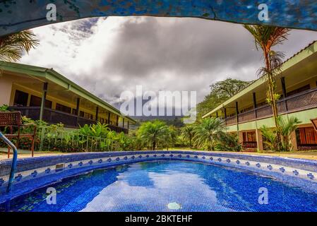 Hotel Lavas Tacotal mit Außenpool in La Fortuna, Costa Rica Stockfoto