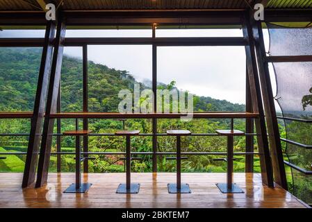 Innenansicht der Celeste Mountain Lodge mit Blick auf den Regenwald in Costa Rica Stockfoto