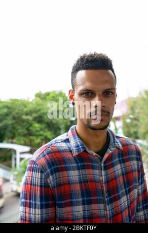 Junger schöner Afrikanischer Hipster Mann in der Stadt draußen Stockfoto