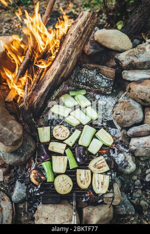 Gemüse auf dem Grill. Grill im Freien - Zucchini und Aubergine auf dem Grill Stockfoto