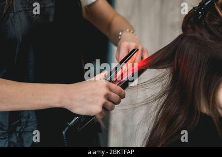 Keratin Recovery Haar und Protein Behandlung Stapel mit professionellen Ultraschall-Eisen-Tool. Stockfoto
