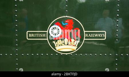 Kidderminster, UK - September 2016: Das Original-Logo der British Railways auf der Ausschreibung einer Dampflokomotive der Severn Valley Railway Stockfoto