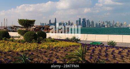 Doha, Katar - Nov 21. 2019. Blick auf West Bay Doha Wolkenkratzer vom Golf von der Corniche Promenade Stockfoto