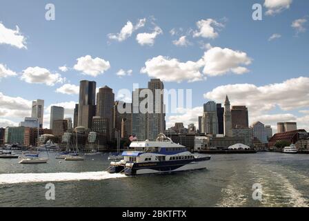 Boston, Massachusetts - September 2017: Nahaufnahme einer Schnellfähre mit der Uferpromenade im Hintergrund Stockfoto