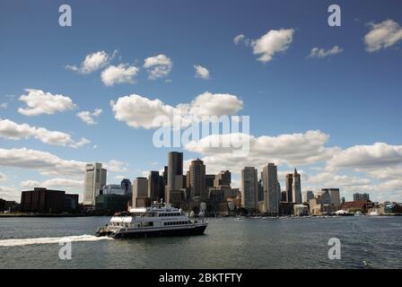 Boston, Massachusetts - September 2017: Nahaufnahme einer Schnellfähre mit der Uferpromenade im Hintergrund Stockfoto