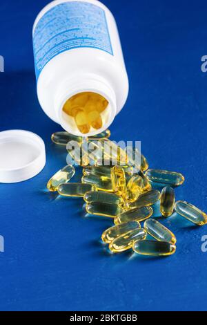 Dorsch Leberkapseln auf dekorativem blauen Hintergrund ausgekleidet. Omega-3 Stockfoto