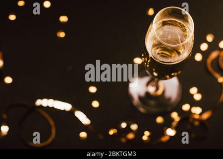 Zwei Gläser Champagner mit goldenen Deko eleganten Hintergrund. Ansicht von oben, Platz für Text. Festliche Konzept. Stockfoto