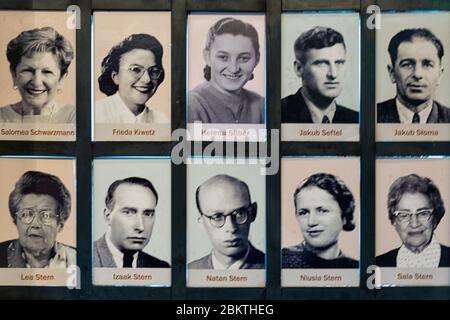 Gedenkmauer mit Portaits Jüdische Menschen gerettet bij Oskar Schindler Stockfoto