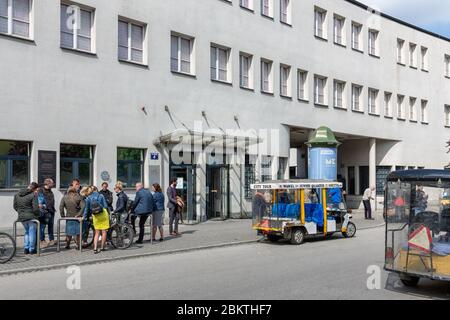 Besucher in der Nähe der Oscar Schindler Fabrik in Krakau aus Spielberg Film Stockfoto