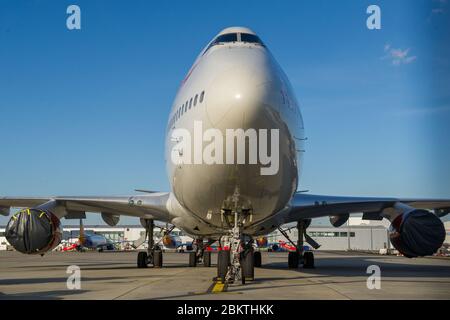 Glasgow, Großbritannien. Mai 2020. Im Bild: Virgin Atlantic (Ruby Tuesday) der Boeing 747-400 Jumbo Jet wird während der verlängerten Sperrung des Coronavirus (COVID19) auf unbestimmte Zeit am Flughafen Glasgow geerdet. Virgin Atlantic kündigte an, dass auch ihre Operationen in Gatwick geschlossen bleiben werden, was massive Auswirkungen auf andere Fluggesellschaften und den Süden Englands haben wird. Quelle: Colin Fisher/Alamy Live News Stockfoto