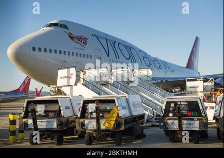 Glasgow, Großbritannien. Mai 2020. Im Bild: Virgin Atlantic (Ruby Tuesday) der Boeing 747-400 Jumbo Jet wird während der verlängerten Sperrung des Coronavirus (COVID19) auf unbestimmte Zeit am Flughafen Glasgow geerdet. Virgin Atlantic kündigte an, dass auch ihre Operationen in Gatwick geschlossen bleiben werden, was massive Auswirkungen auf andere Fluggesellschaften und den Süden Englands haben wird. Quelle: Colin Fisher/Alamy Live News Stockfoto