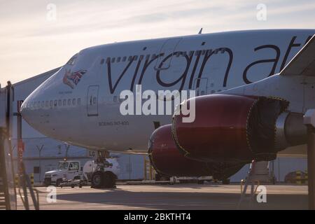 Glasgow, Großbritannien. Mai 2020. Im Bild: Virgin Atlantic (Ruby Tuesday) der Boeing 747-400 Jumbo Jet wird während der verlängerten Sperrung des Coronavirus (COVID19) auf unbestimmte Zeit am Flughafen Glasgow geerdet. Virgin Atlantic kündigte an, dass auch ihre Operationen in Gatwick geschlossen bleiben werden, was massive Auswirkungen auf andere Fluggesellschaften und den Süden Englands haben wird. Quelle: Colin Fisher/Alamy Live News Stockfoto