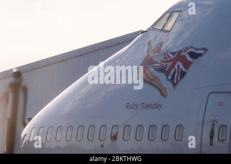 Glasgow, Großbritannien. Mai 2020. Im Bild: Virgin Atlantic (Ruby Tuesday) der Boeing 747-400 Jumbo Jet wird während der verlängerten Sperrung des Coronavirus (COVID19) auf unbestimmte Zeit am Flughafen Glasgow geerdet. Virgin Atlantic kündigte an, dass auch ihre Operationen in Gatwick geschlossen bleiben werden, was massive Auswirkungen auf andere Fluggesellschaften und den Süden Englands haben wird. Quelle: Colin Fisher/Alamy Live News Stockfoto