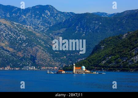 Eine sehr kleine Insel, die Heimat der Kirche unserer Lieben Frau von den Felsen ist sitzt in Kotor Bay, Montenegro am 1. September 2019. Stockfoto