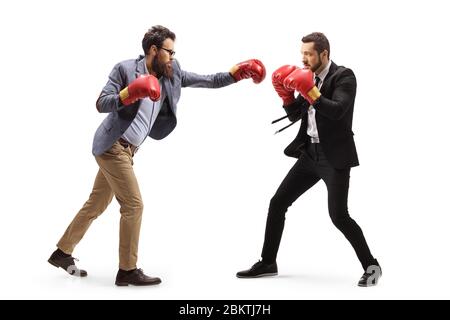 In voller Länge Aufnahme von zwei Männern in formellen Kleidung mit einem Kampf mit Boxhandschuhen auf weißem Hintergrund isoliert Stockfoto