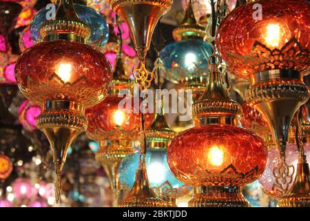 Traditionelle orientalische Hängelampen in schönen Farben symbolisieren den islamischen Fastenmonat Ramadan und Eid Al Fitr und Eid Al Adha Festivals. Stockfoto