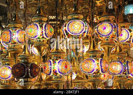 Traditionelle orientalische Hängelampen in schönen Farben symbolisieren den islamischen Fastenmonat Ramadan und Eid Al Fitr und Eid Al Adha Festivals. Stockfoto