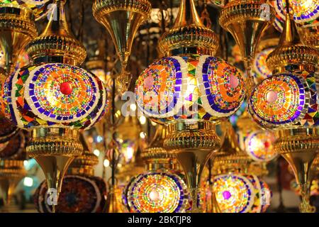 Traditionelle orientalische Hängelampen in schönen Farben symbolisieren den islamischen Fastenmonat Ramadan und Eid Al Fitr und Eid Al Adha Festivals. Stockfoto