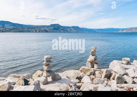 Ausgewogene Felsen am Strand im Dorf Naramata, mit Blick auf den Okanagan See Stockfoto