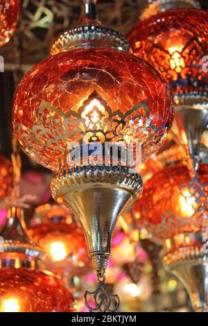 Traditionelle orientalische Hängelampen in schönen Farben symbolisieren den islamischen Fastenmonat Ramadan und Eid Al Fitr und Eid Al Adha Festivals. Stockfoto