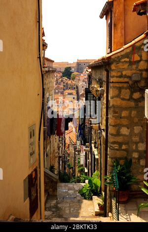 Blick auf eine Wendeltreppe von den Burgmauern in der Altstadt, Dubrovnik, Kroatien am 1. September 2019. Stockfoto