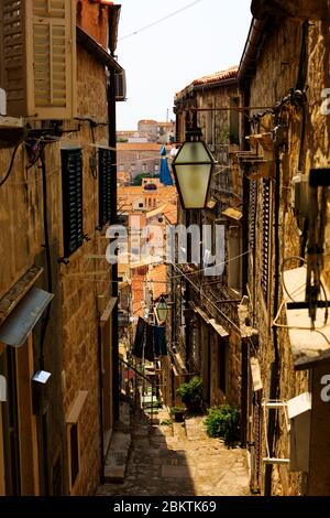 Blick auf eine Wendeltreppe von den Burgmauern in der Altstadt, Dubrovnik, Kroatien am 1. September 2019. Stockfoto