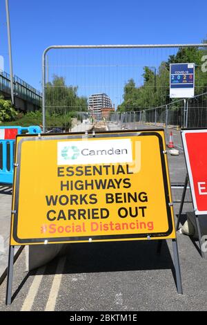 Soziale Distanzierung im Camden Council wichtige Straßenbauarbeiten, in der Coronavirus-Pandemie, in London, Großbritannien Stockfoto
