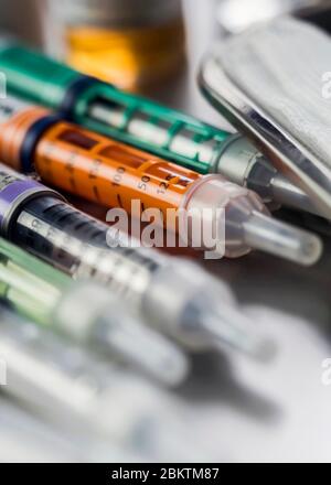 Mehrere Injektoren von Insulin, konzeptionelles Bild Stockfoto