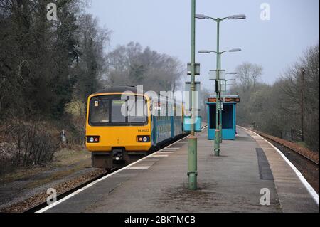 143623 Heads weg von Treforest Estate mit einem Pontypridd Service. Stockfoto