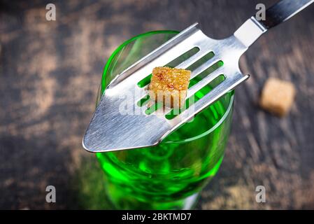 Ein Glas Absinth mit Rohrzucker Stockfoto