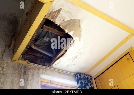 Die Decke wurde durch Wasser beschädigt, in einer alten, verlassenen Decke aus dem Jahr house.broken mit Loch Stockfoto