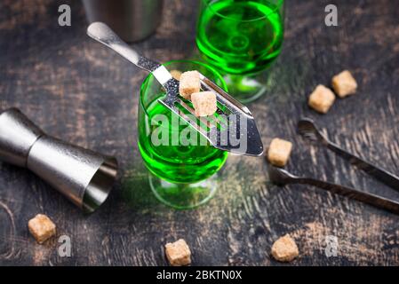 Ein Glas Absinth mit Rohrzucker Stockfoto