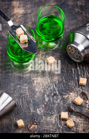 Ein Glas Absinth mit Rohrzucker Stockfoto