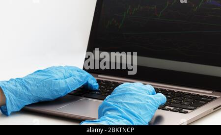 Online-Schulung zur Quarantäne. Remote-Online-Arbeit. Coronovirus. Epidemie. Hände in schützenden medizinischen Handschuhen tippen auf der Tastatur. Stockfoto