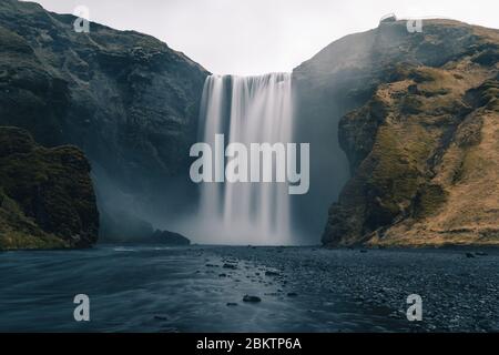 Ein Langzeitfoto des isländischen Wasserfalls namens Skogafoss während des COVID-Ausbruchs ohne Menschen Stockfoto