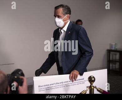 Washington, USA. Mai 2020. Senator Mitt Romney, R-UT, verlässt am Dienstag, den 5. Mai 2020, das wöchentliche republikanische Politikessen auf dem Capitol Hill in Washington, DC. Foto von Kevin Dietsch/UPI Quelle: UPI/Alamy Live News Stockfoto