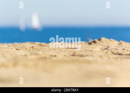 Nahaufnahme Sand mit verschwommenem Himmel Hintergrund, Sommertag. Sommer Hintergrund Konzept mit Kopierraum für Produkt. Stockfoto